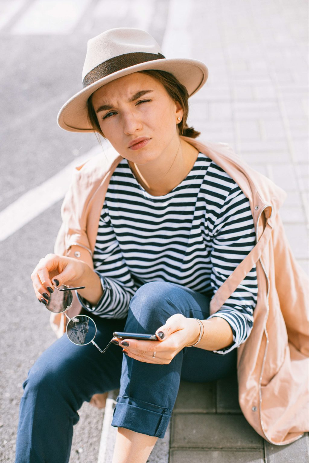 Cô gái che chắn cẩn thận.