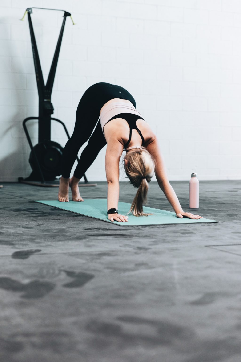 Phụ nữ tập yoga - vận động một cách khoa học.