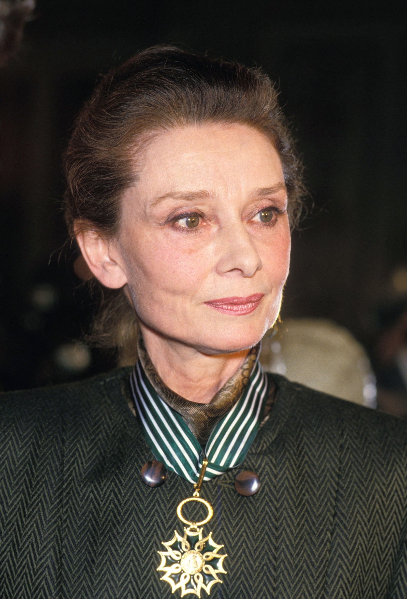 Hepburn vẫn sở hữu làn da hồng hào ở tuổi ngoài 60. 