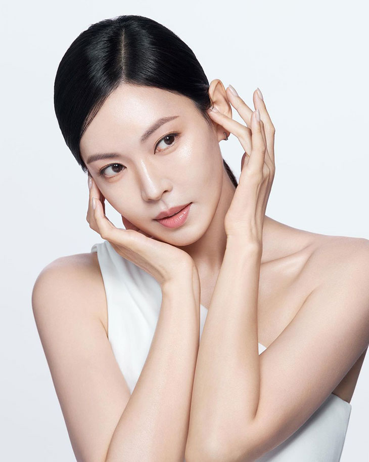 Chu trình dưỡng sáng da hiệu quả - Người mẫu với làn da sáng mịn, tạo dáng thanh lịch trong studio