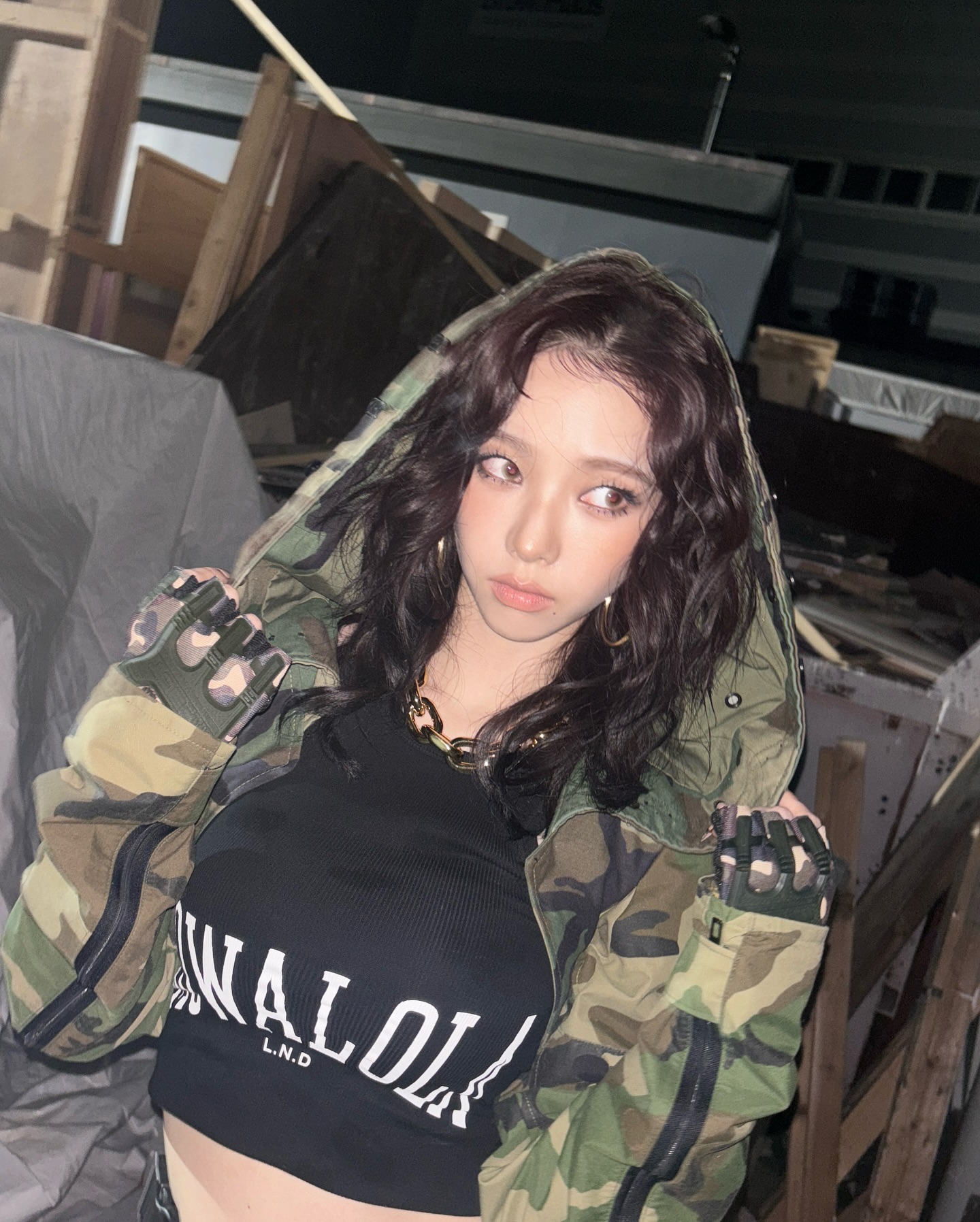 Karina diện áo khoác họa tiết camo 