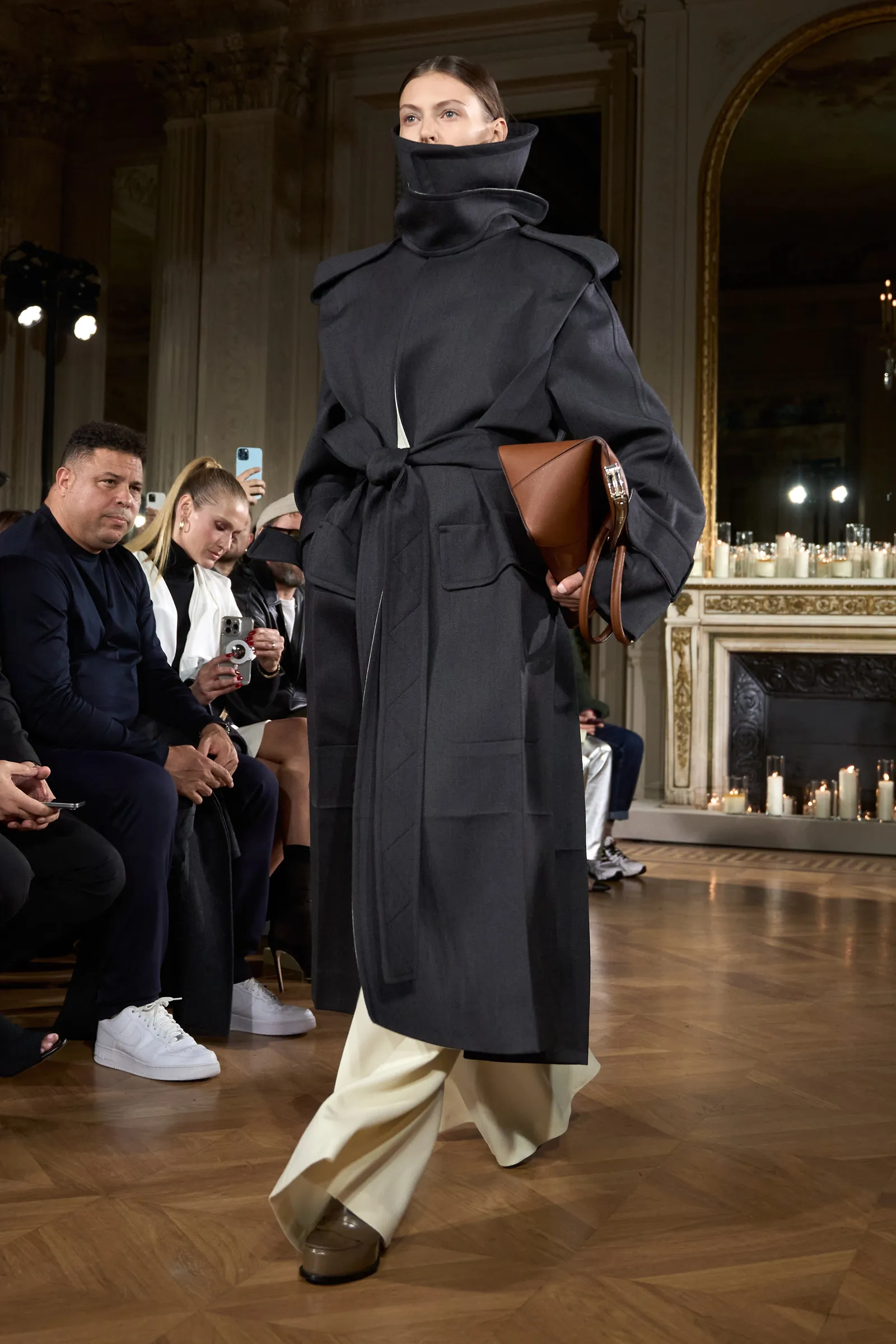 trench coat cổ đứng