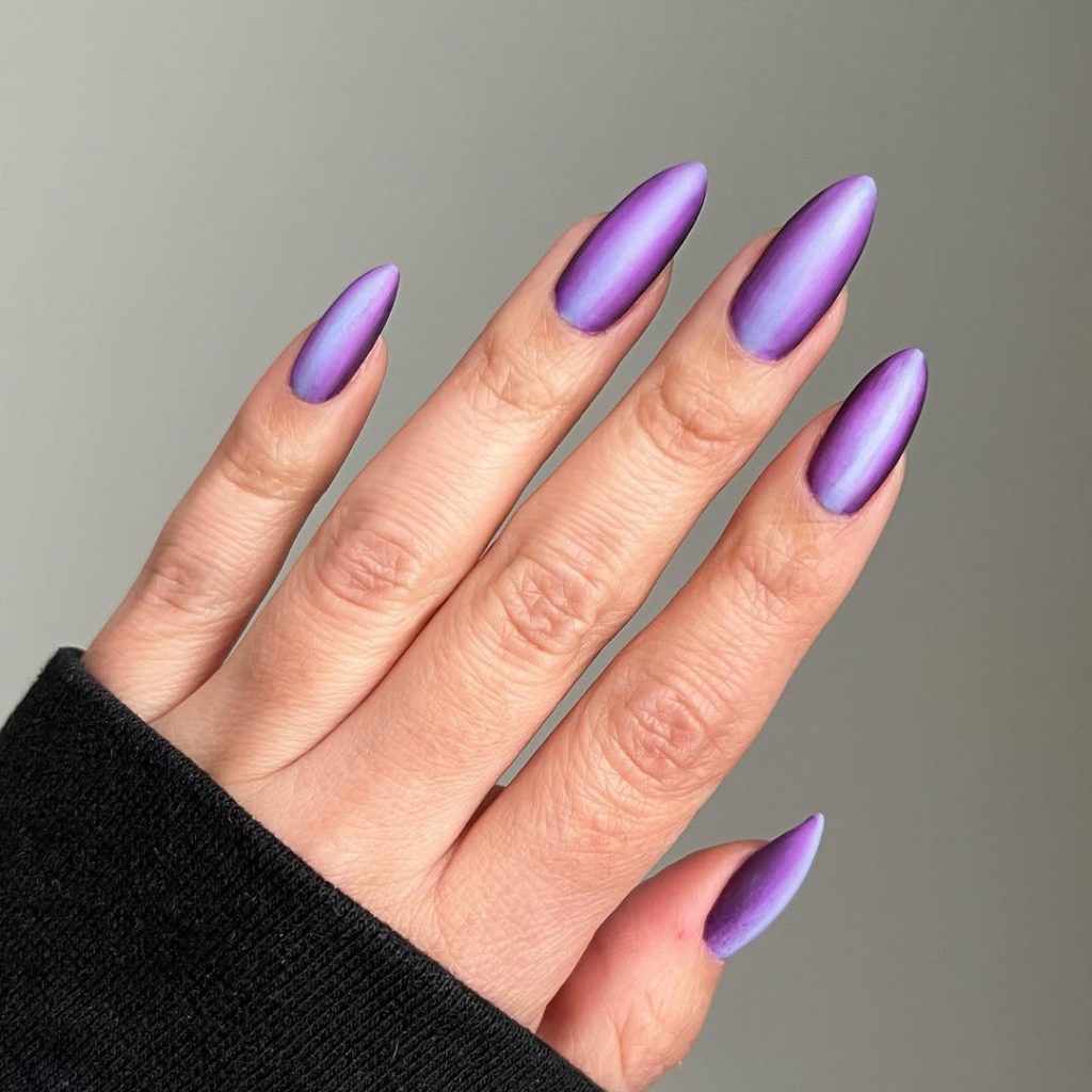 bàn tay có nail đẹp màu tím