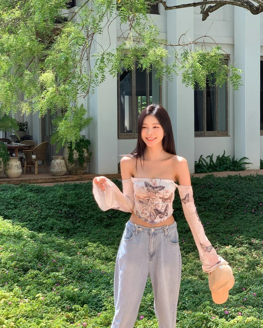áo trễ vai quần jeans ống suông