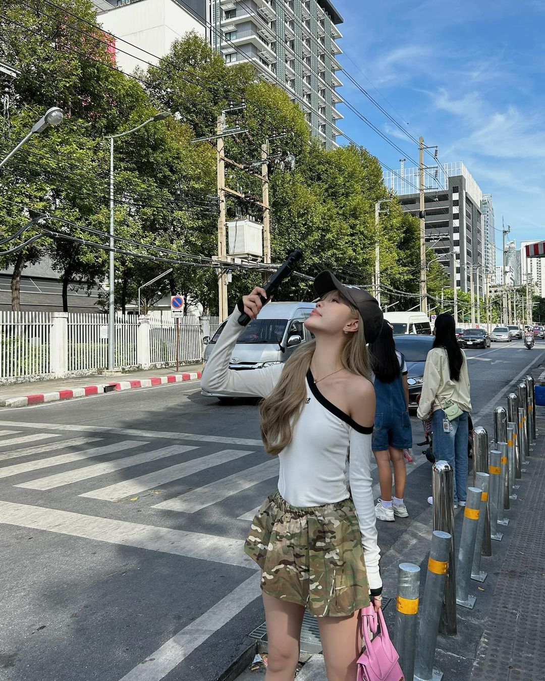 áo trễ vai chân váy ngắn wynanh
