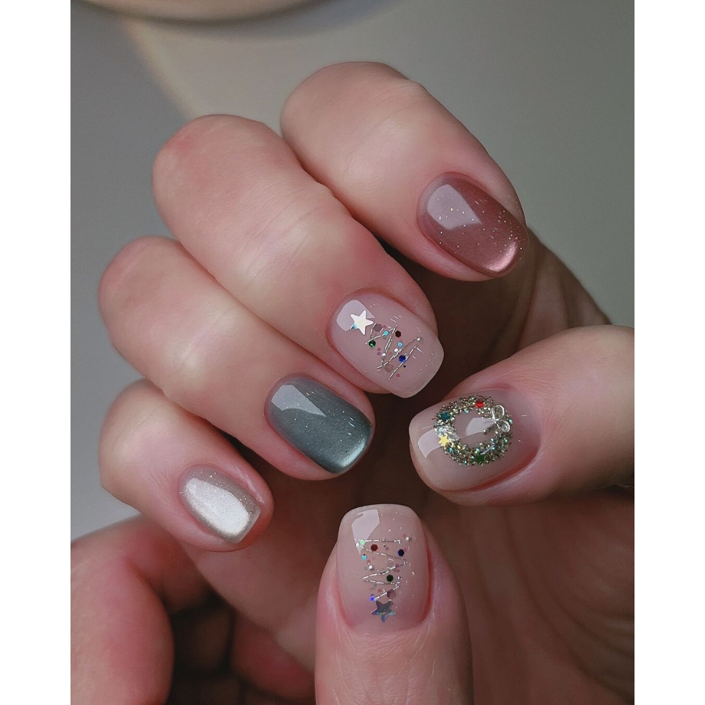 mẫu nail trong với họa tiết cây thông Noel màu xanh nhạt