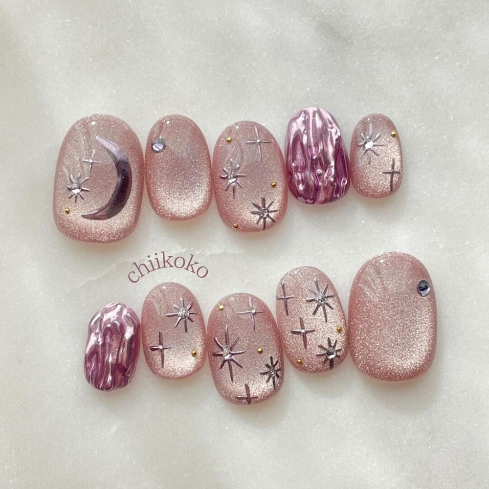 mẫu nail hồng lấp lánh với nhiều họa tiết ánh sao bạc
