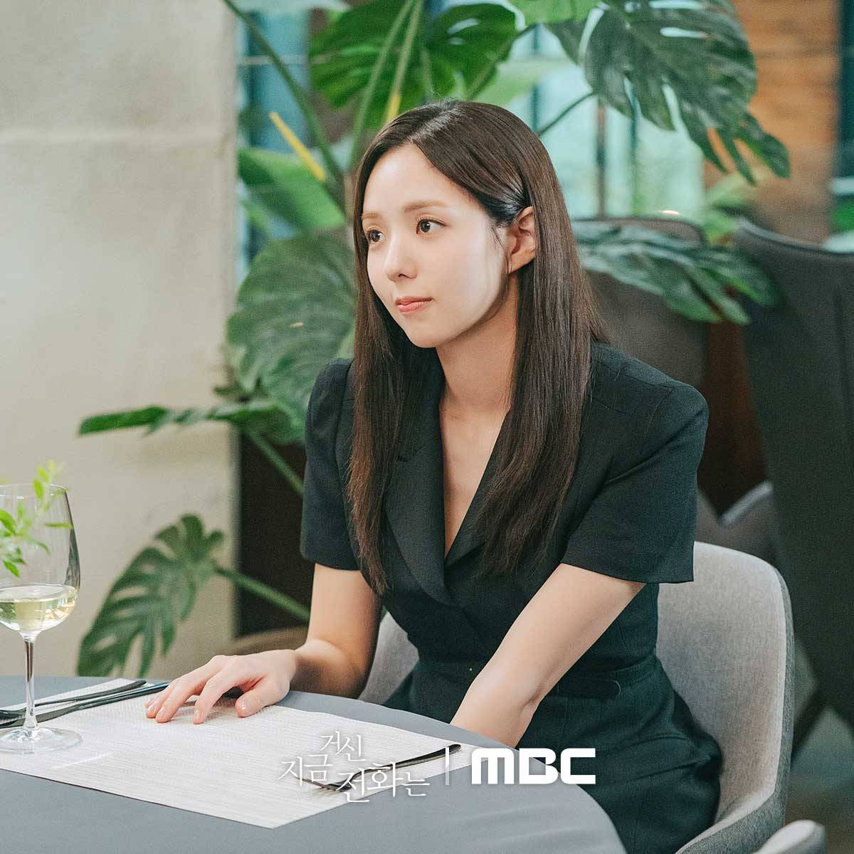 Chae Soo Bin trong "When the Phone Rings" diện váy sơ mi