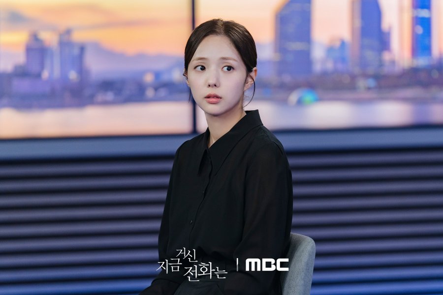 Chae Soo Bin trong "When the Phone Rings" diện sơ mi đen