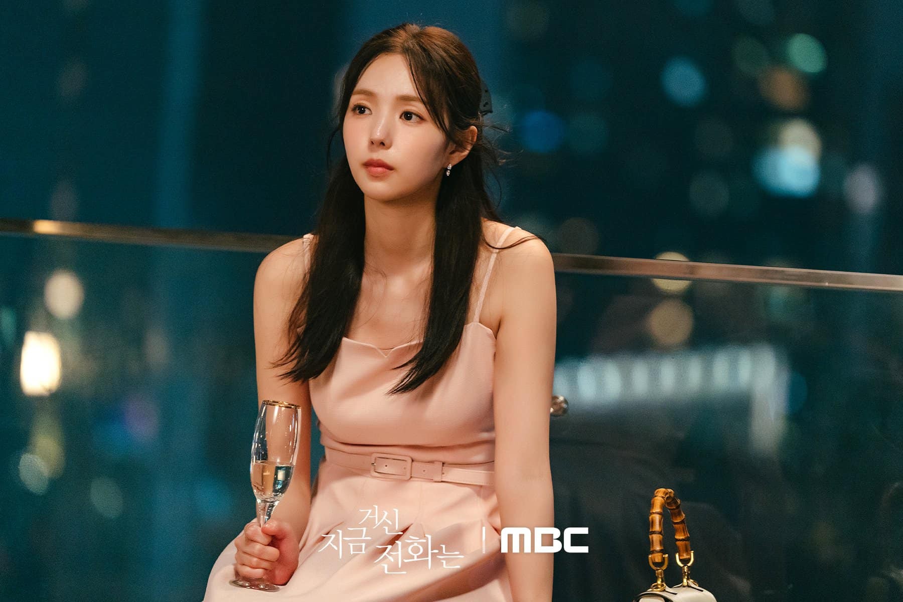 Chae Soo Bin diện đầm lụa hồng