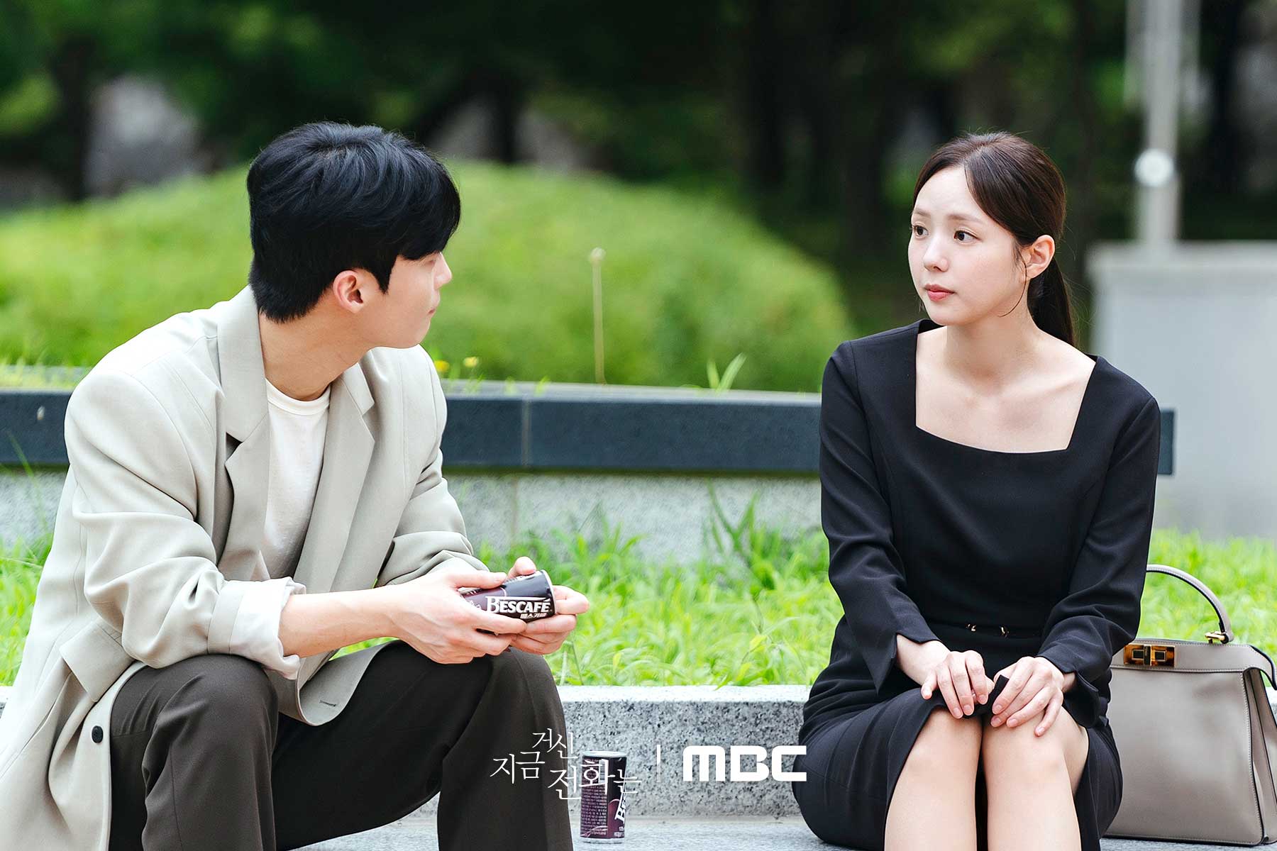 Chae Soo Bin trong phim When the Phone Rings diện đầm đen