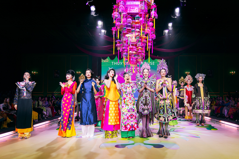 Sàn diễn thời trang thủy design house