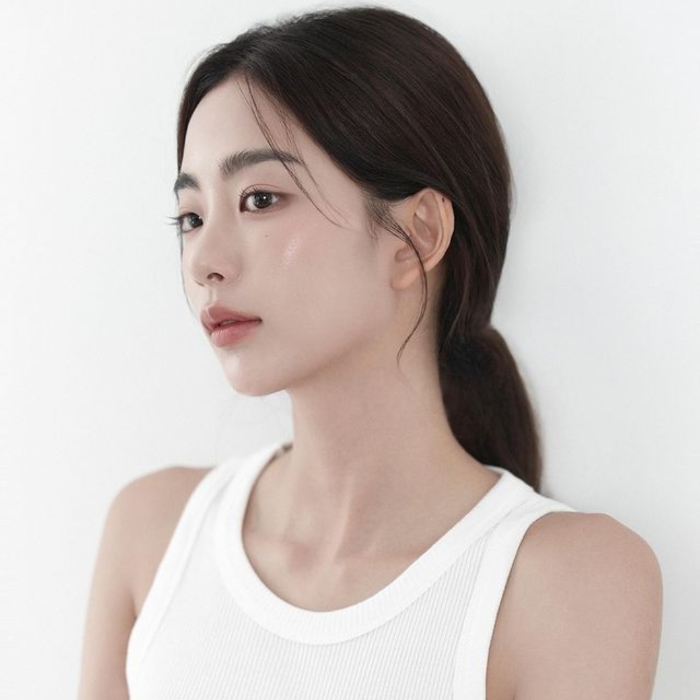 Cô gái có làn da láng mịn, mềm mại nhờ dưỡng da với nha đam.