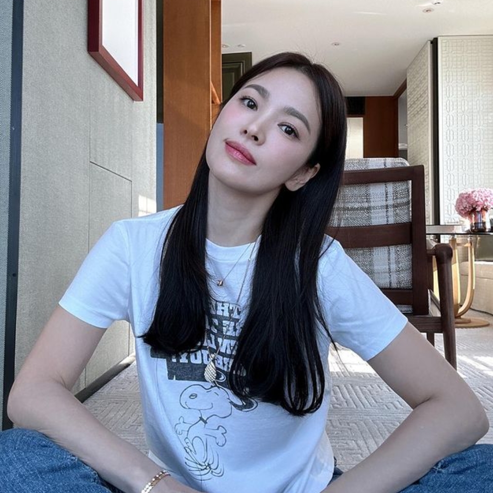 Cô gái với làn da tươi trẻ nhờ sử dụng gel nha đam.