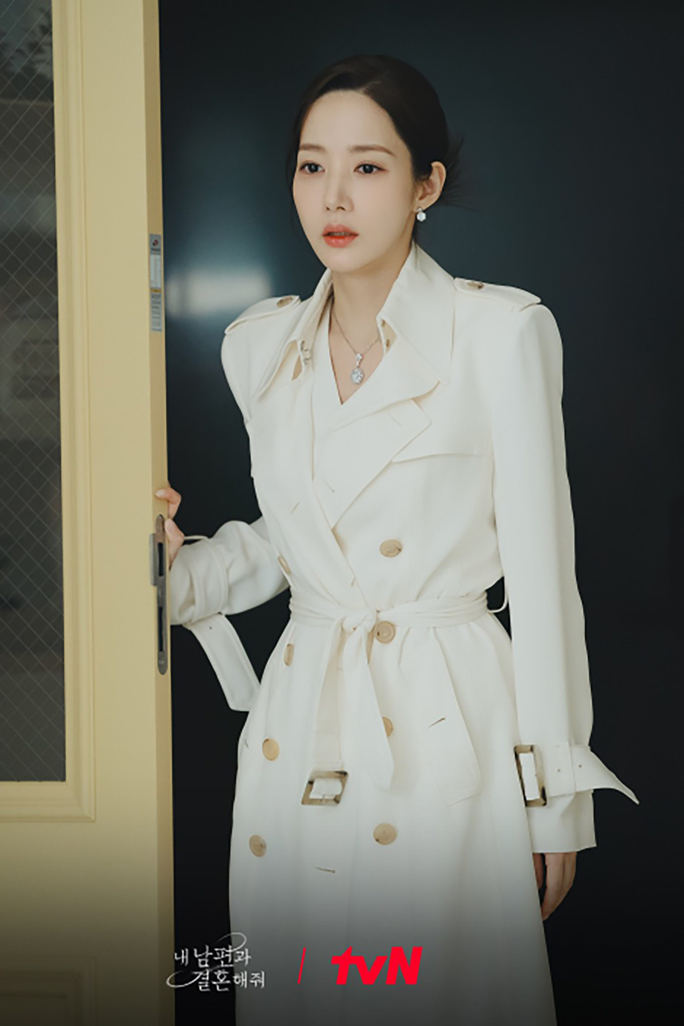 Park Min Young diện áo măng tô trắng