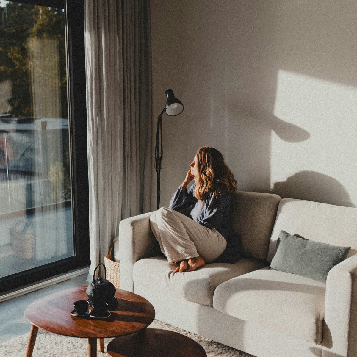 cô gái hướng nội ngồi trên sofa