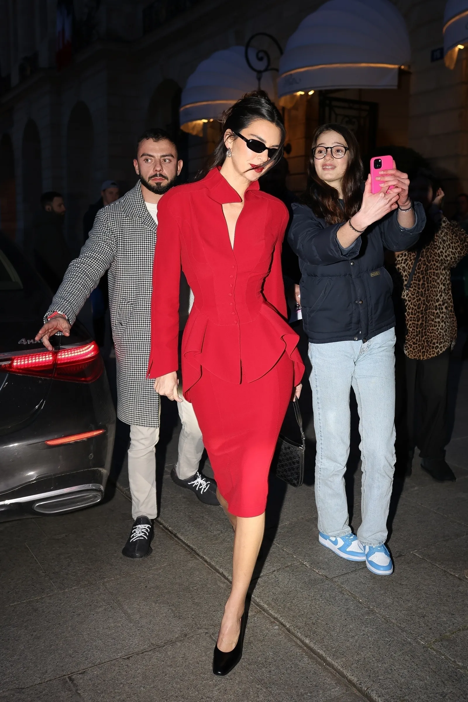 kendall jenner diện bản phối váy đỏ