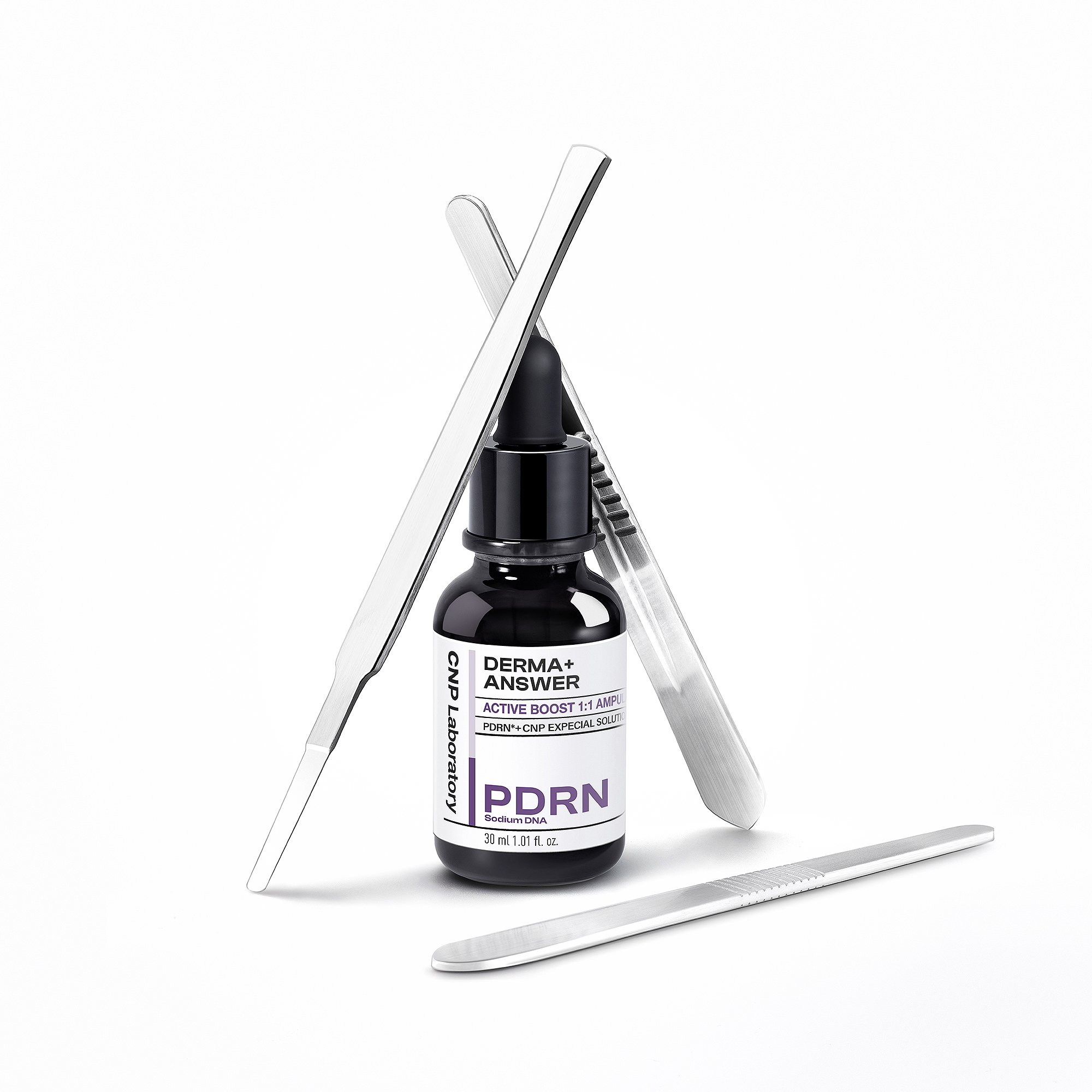 Chai serum CNP với ba dụng cụ trộn sản phẩm.