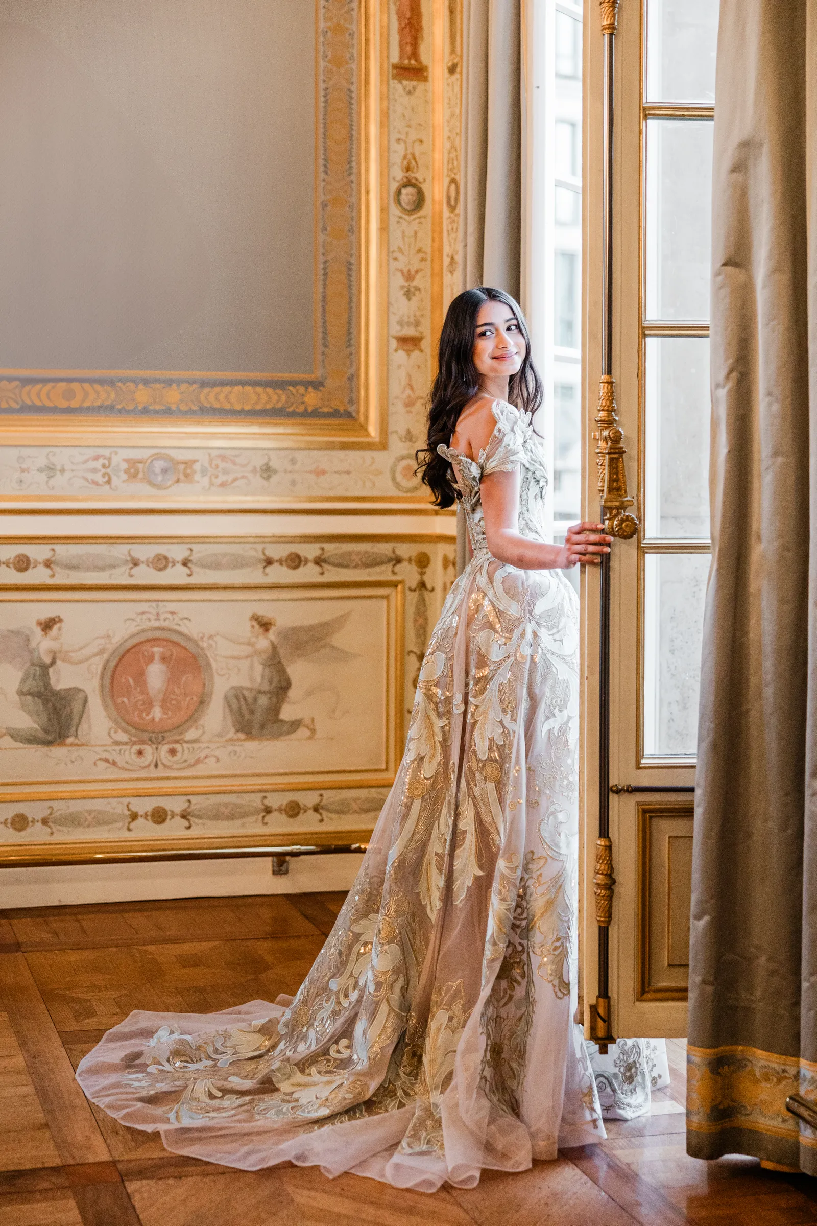 Rysa Panday trong trang phục Elie Saab tại Le Bal