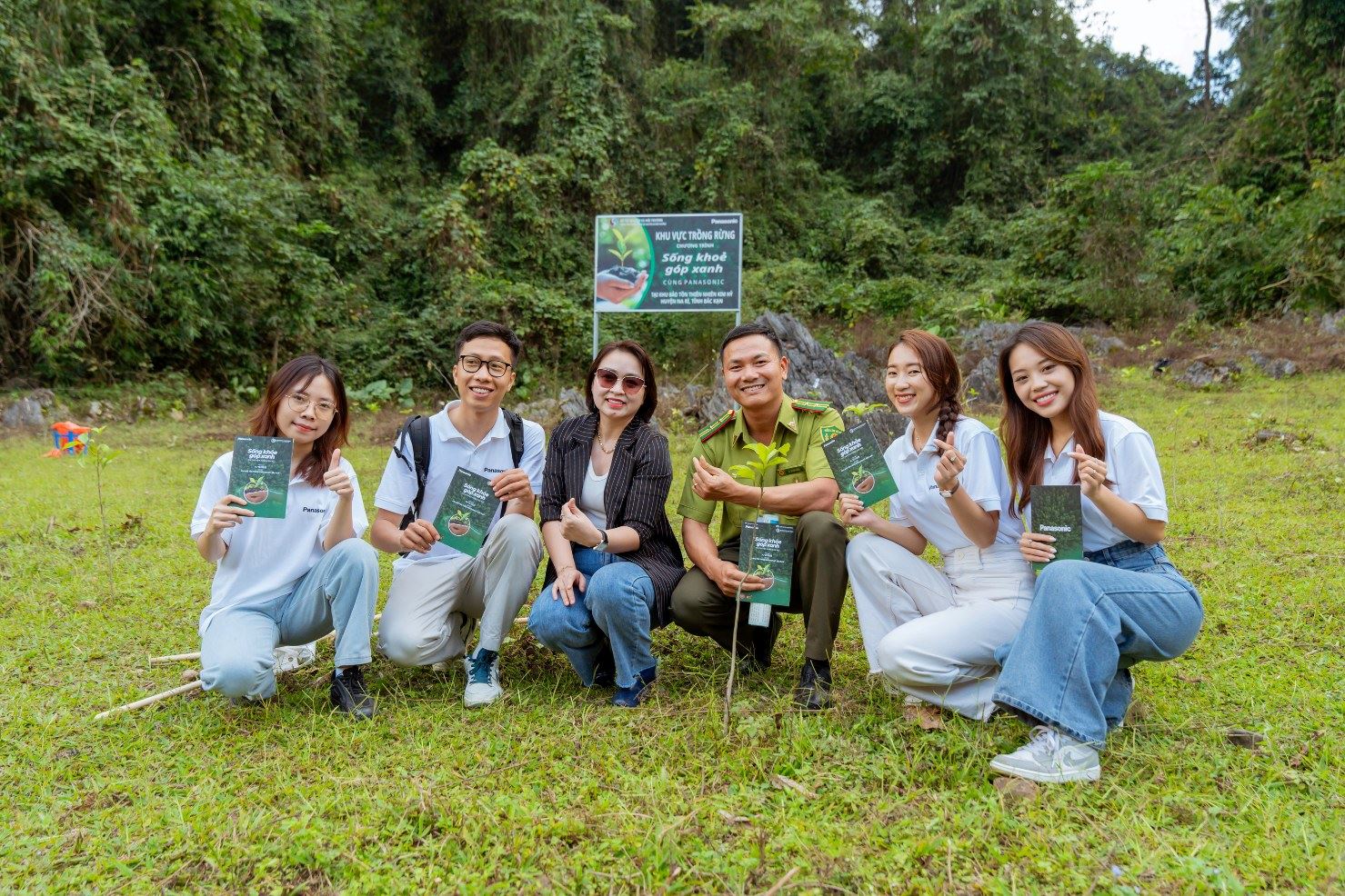 Các bạn trẻ tham gia hoạt động bảo vệ môi trường