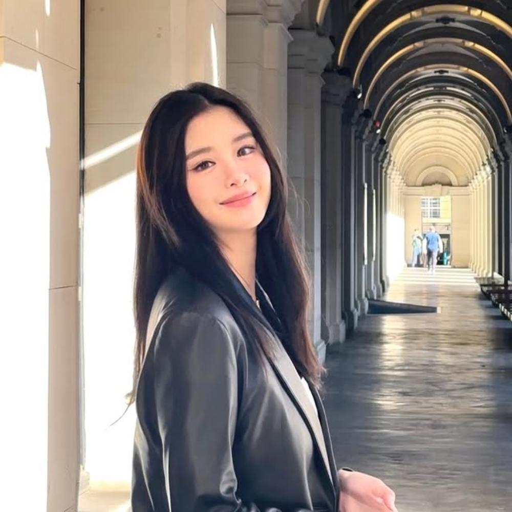Cô gái mặc áo đen với gương mặt xinh đẹp và mái tóc dài.