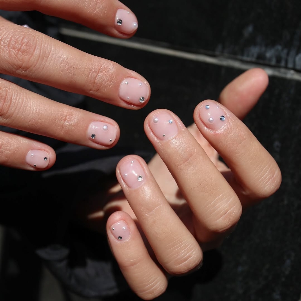 kiểu nail màu nude kết hợp đính đá li ti