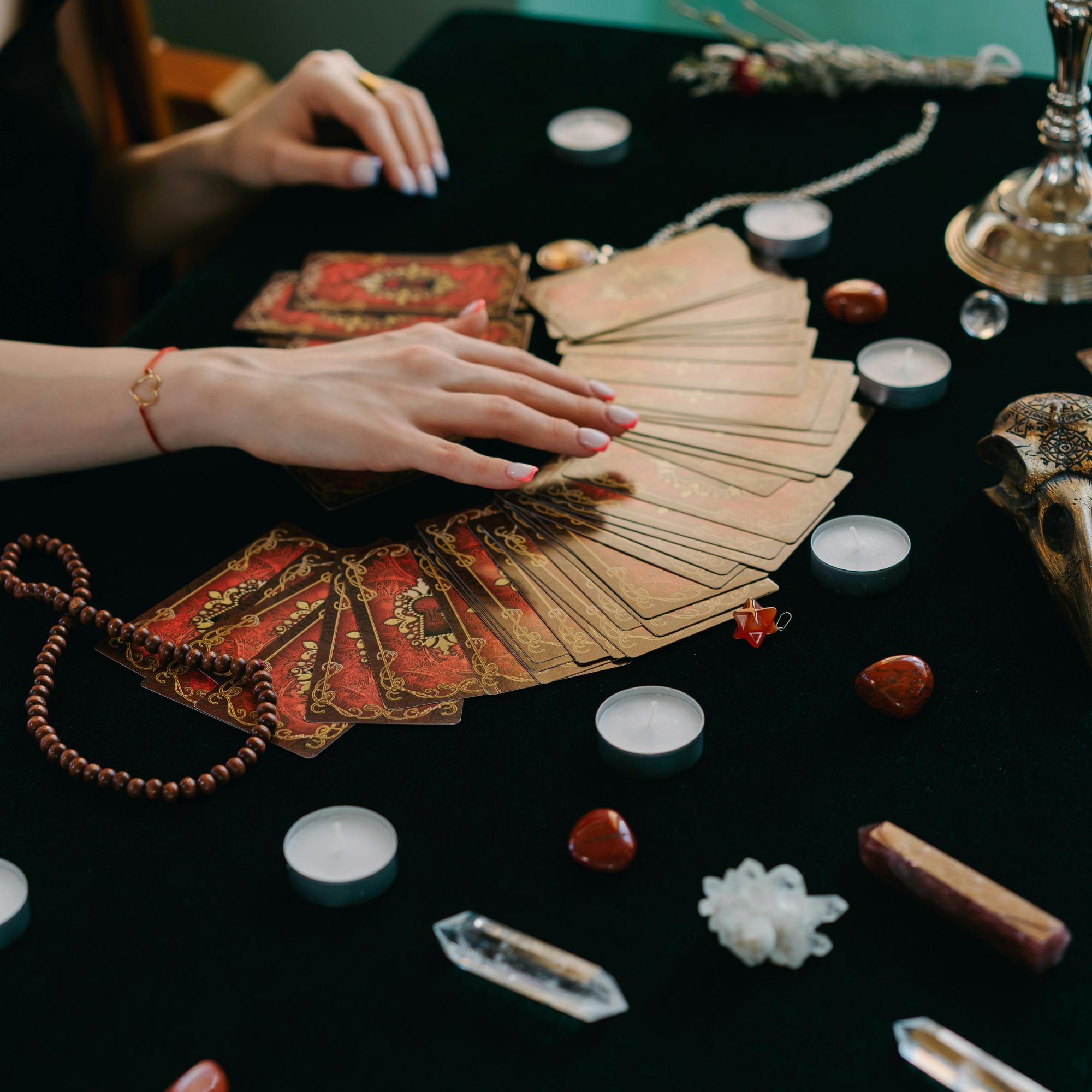 cô gái đang xem tarot 12 cung hoàng đạo