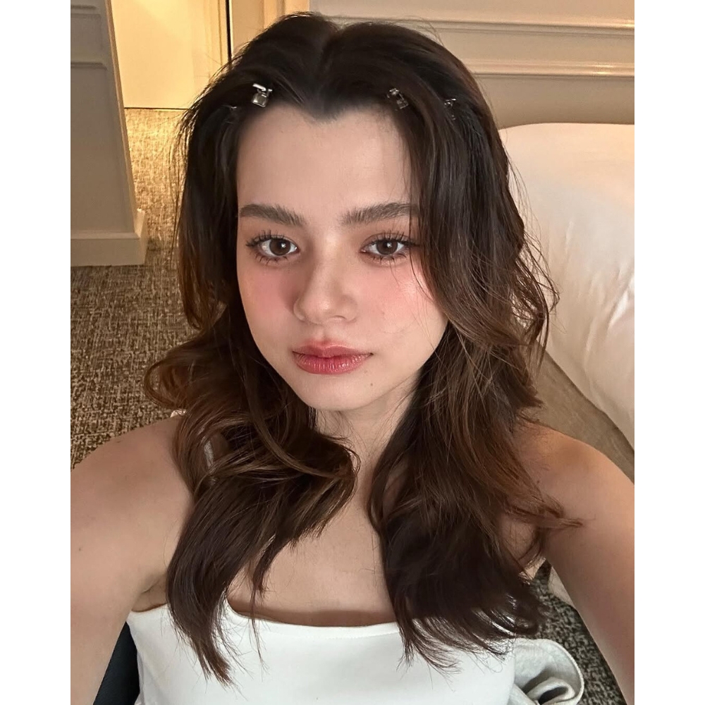 Becky Armstrong selfie với chiếc kẹp tạo kiểu đang trên tóc