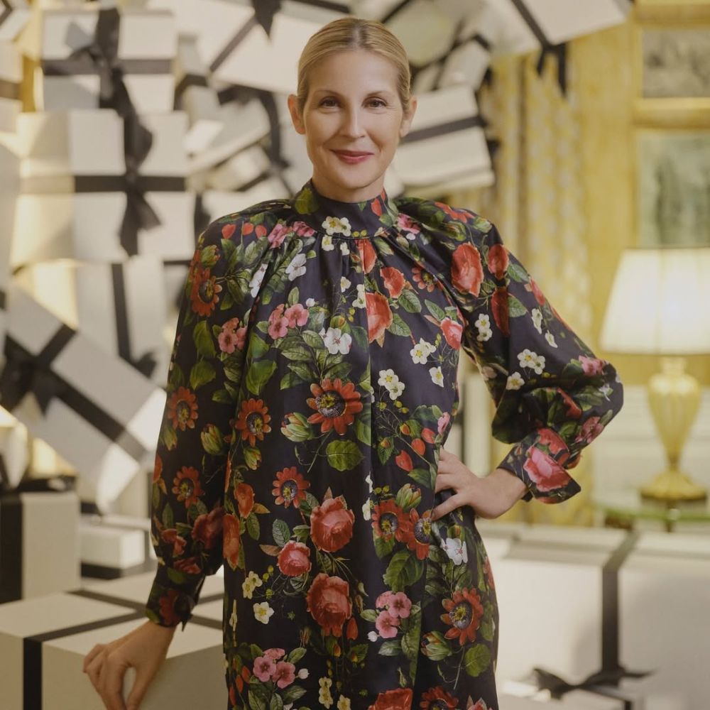 Kelly Rutherford mặc đầm hoa và tạo kiểu tóc búi thấp