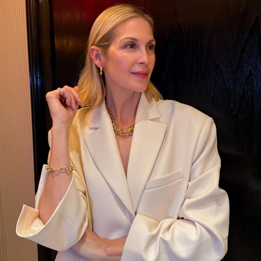 Kelly Rutherford mặc blazer màu trắng và trang điểm tối giản