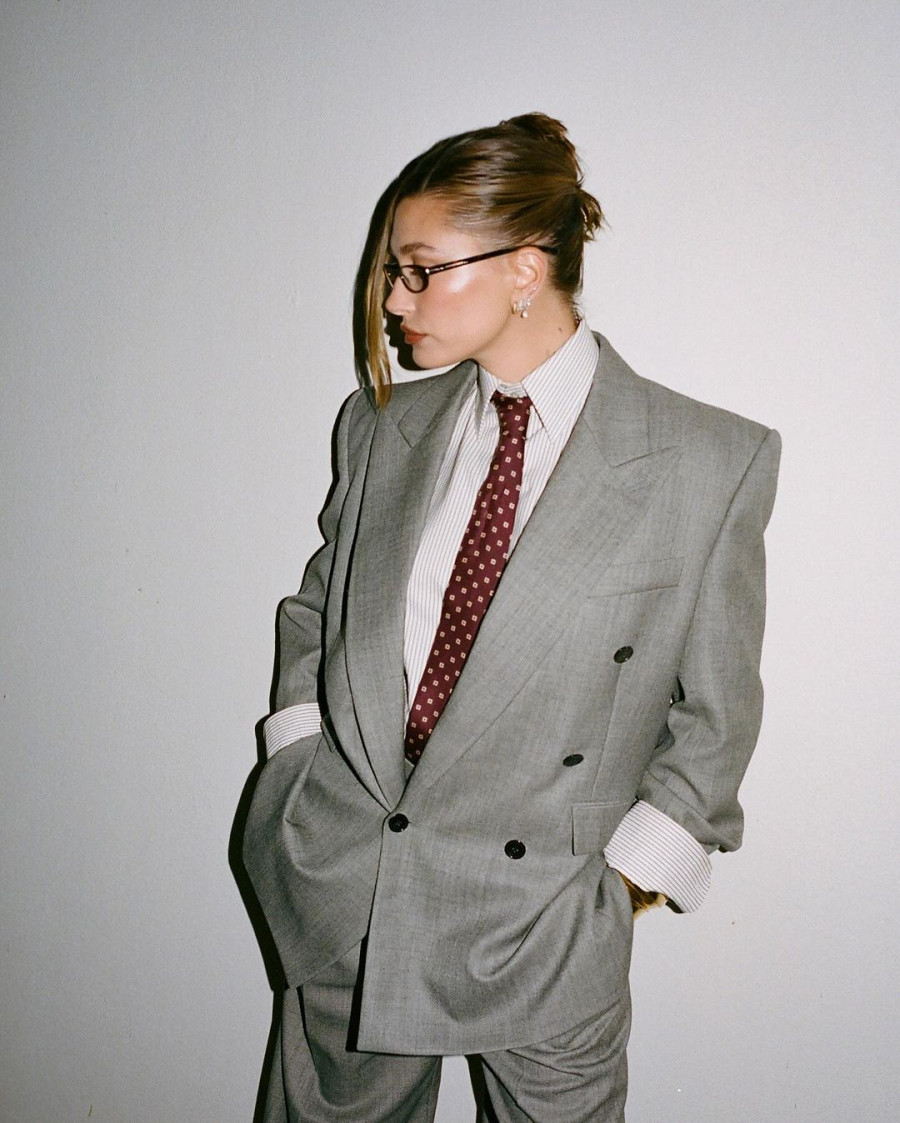 menswear dự tiệc Hailey Bieber