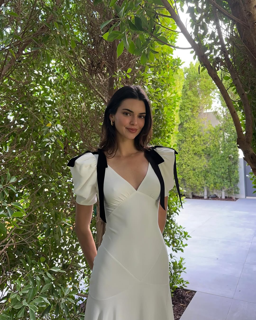 kendall jenner diện đầm maxi tay bồng