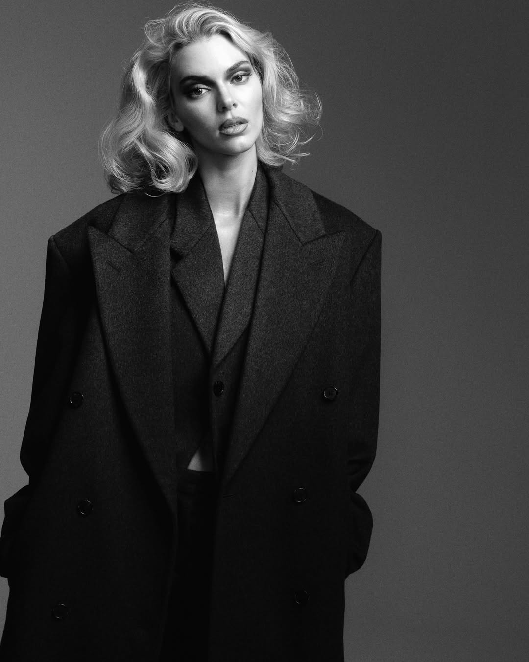 Kendall Jenner mặc suit 