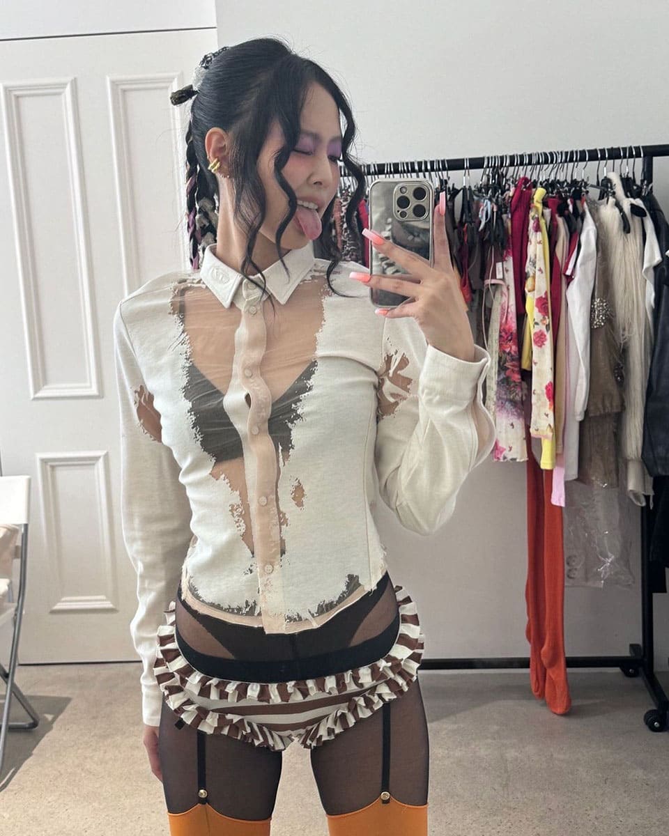jennie diện áo kiểu xuyên thấu