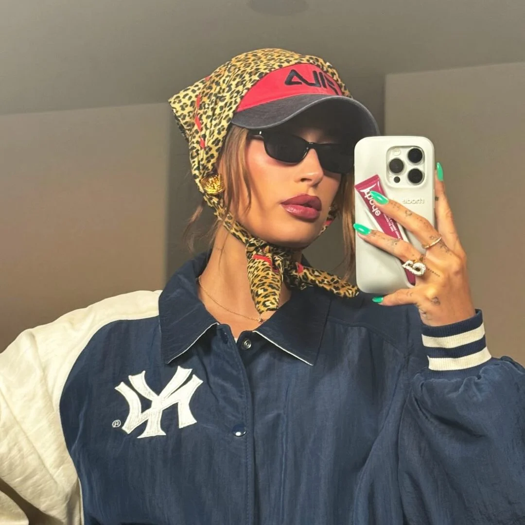 khăn lụa hailey bieber