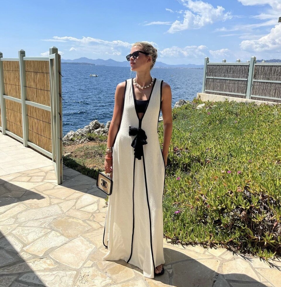 Sofia Richie đầm maxi trắng