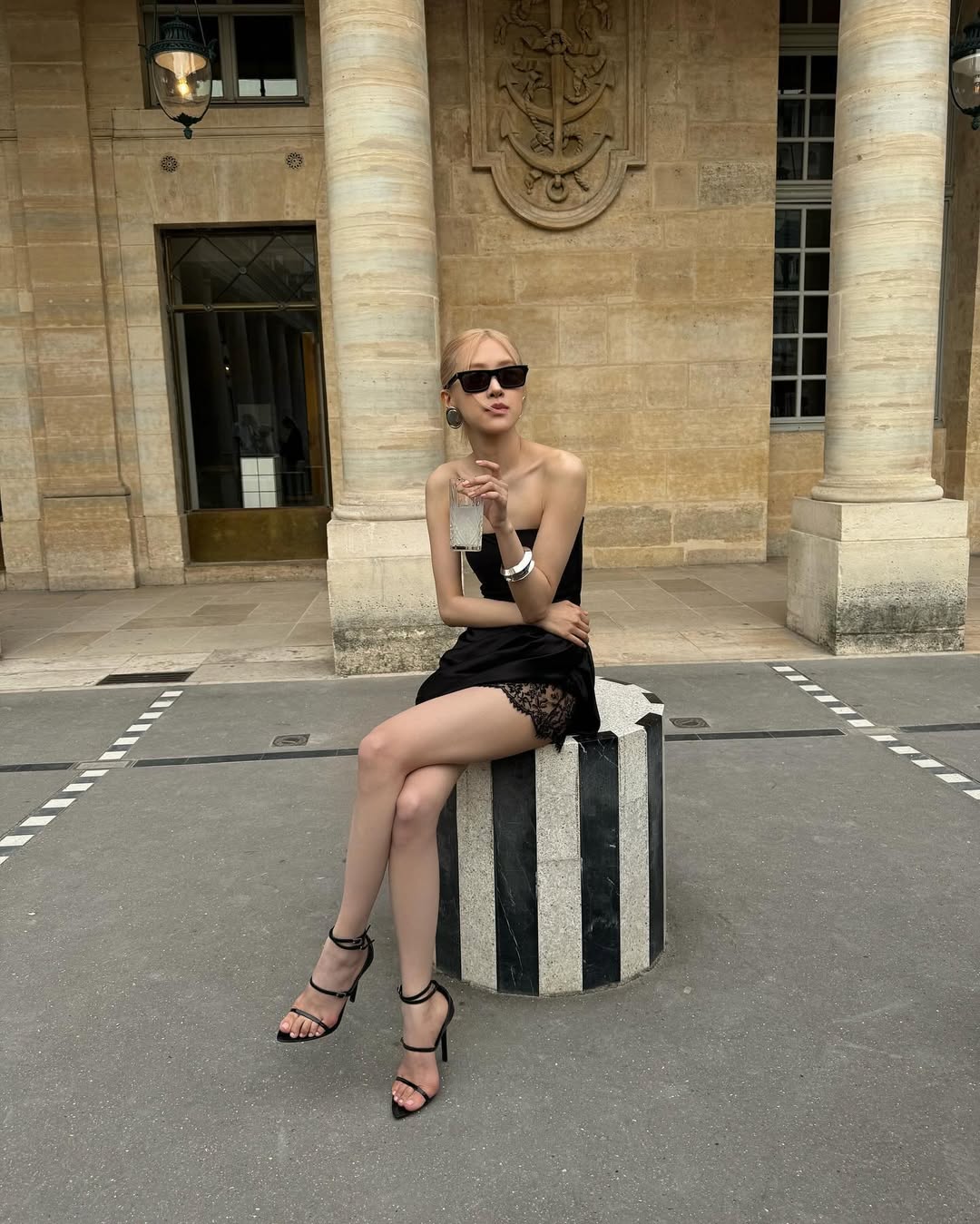 jennie diện đầm ngủ đen