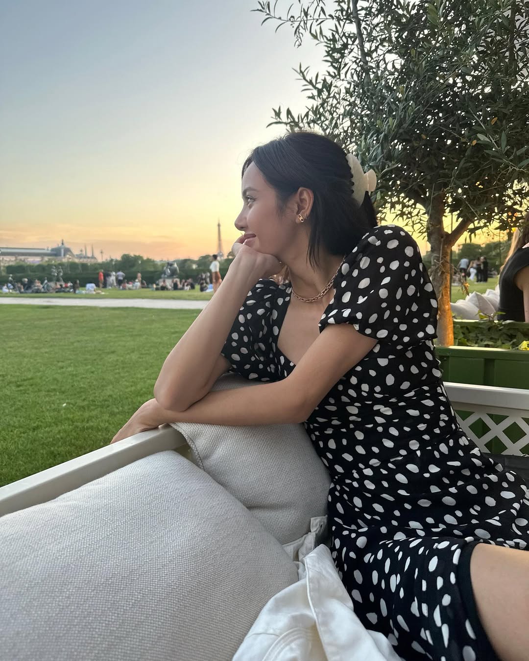 lalalalisa_m  diện đầm chấm bi