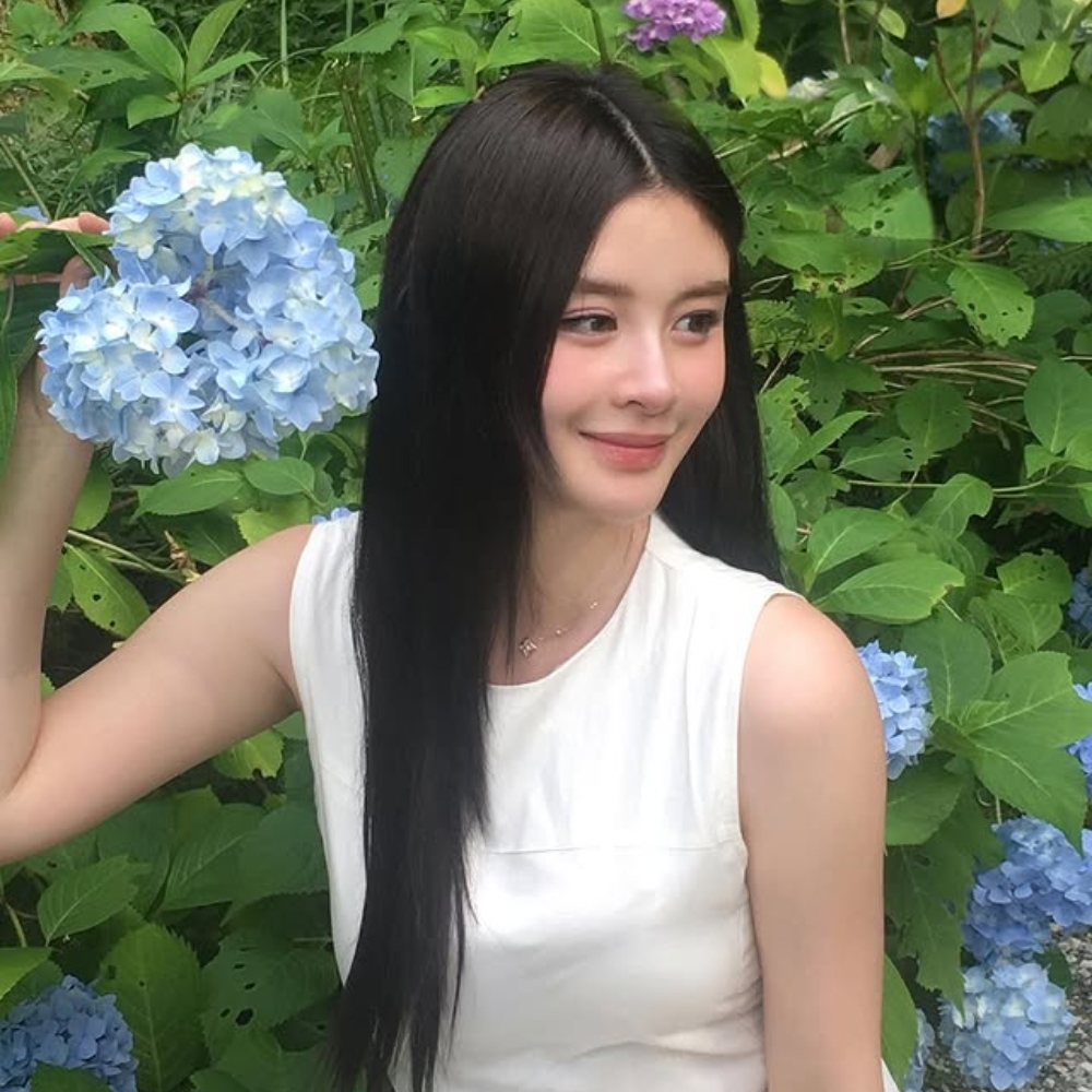 Cô gái có vóc dáng đẹp, tạo dáng cùng bông hoa. 