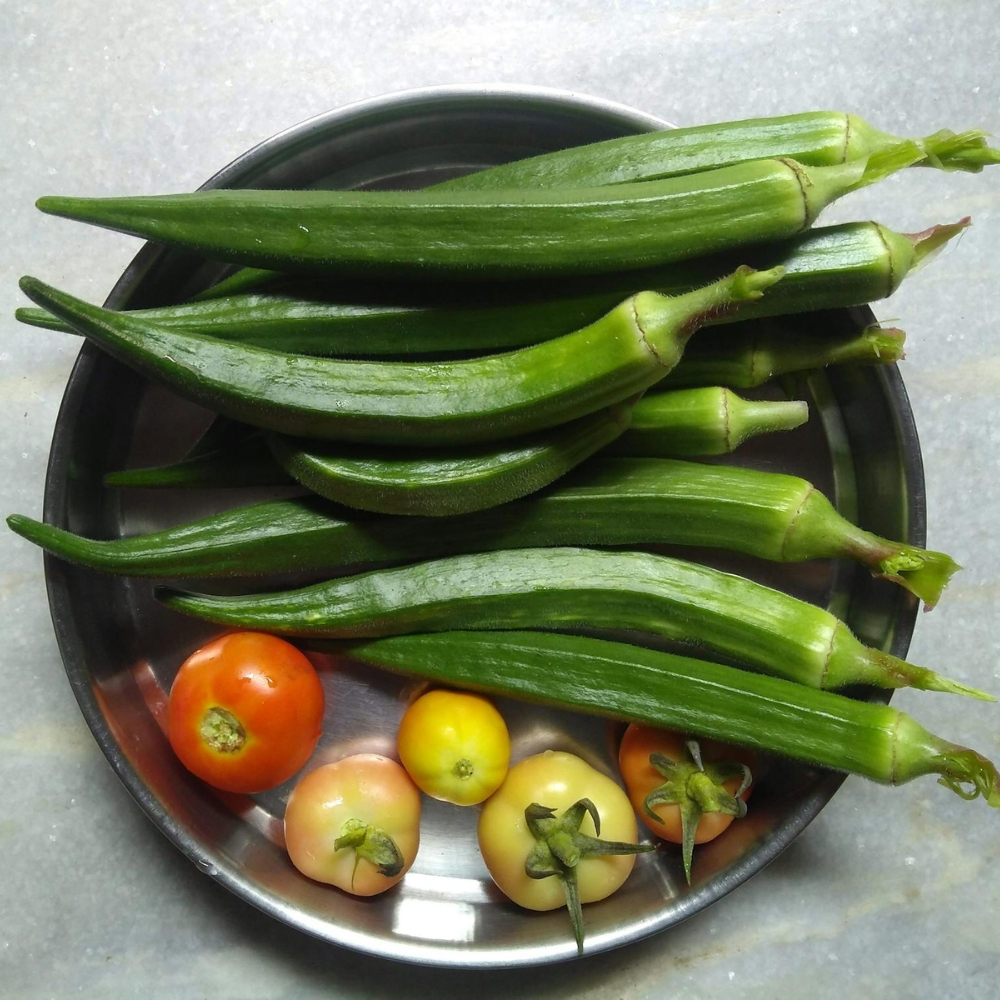 Khay chứa đậu bắp và cà chua.