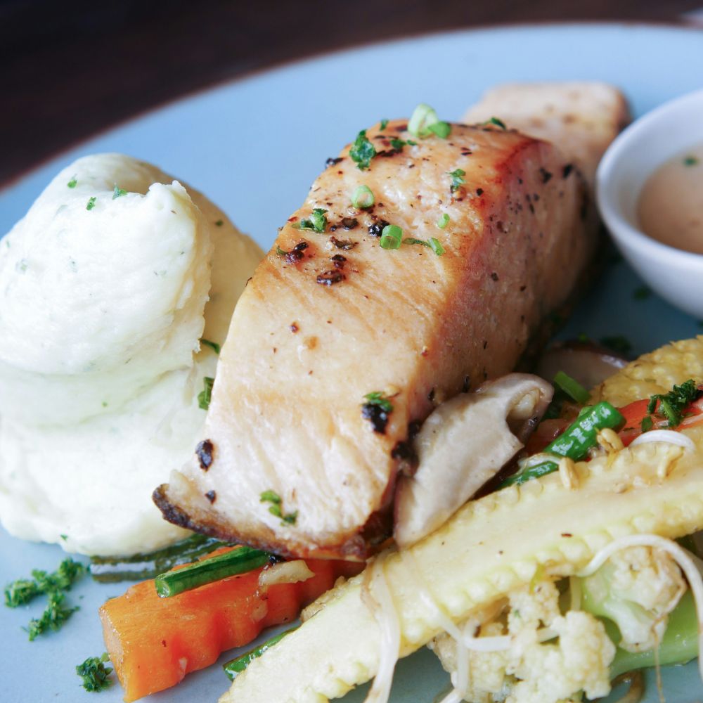 cá hồi xông khói ăn kèm salad