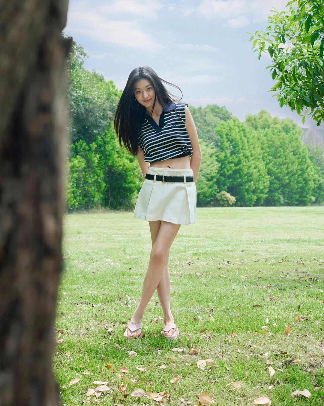 Nữ chính Đông Chí diện áo croptop kẻ sọc