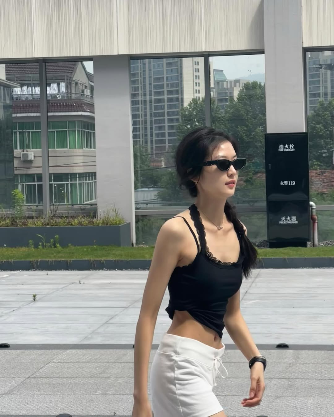Diễn viên Đông Chí tôn thiên diện áo hai dây màu đen