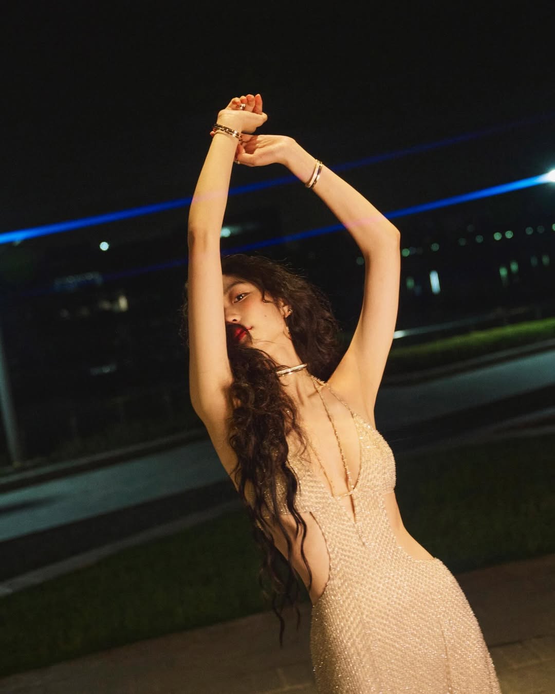 nữ chính Đông Chí diện váy sequins