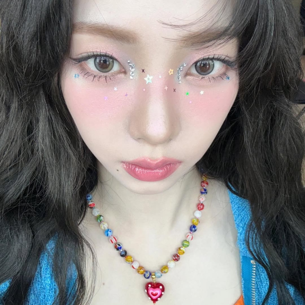 Karina (aespa) trang điểm tàn nhang lấp lánh Glitter Freckles