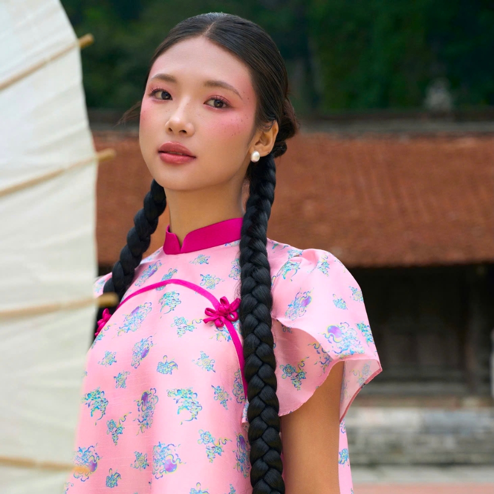cô gái trang điểm tự nhiên tông hồng mặc áo dài hồng