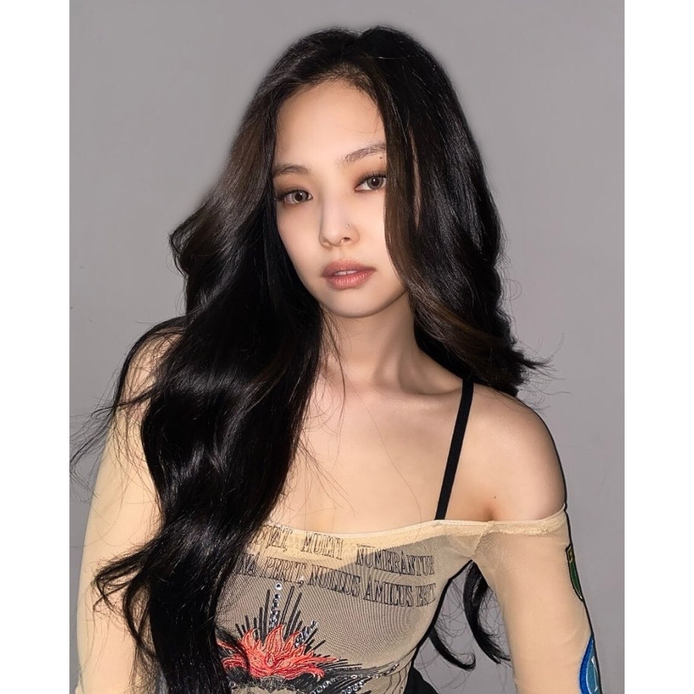 Jennie (BLACKPINK) xõa tóc lệch vai và trang điểm tone nâu mocha mousse