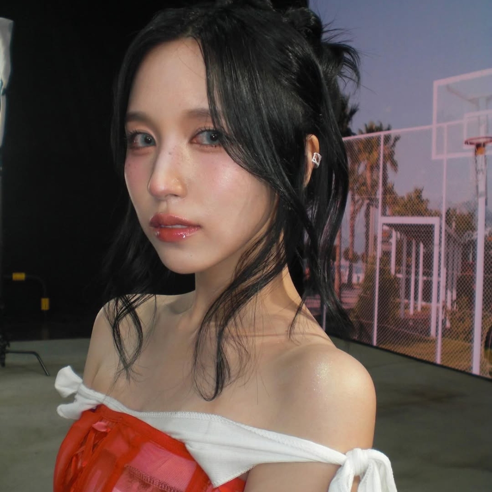 Mina trang điểm kiểu Doutin với nhũ lấp lánh