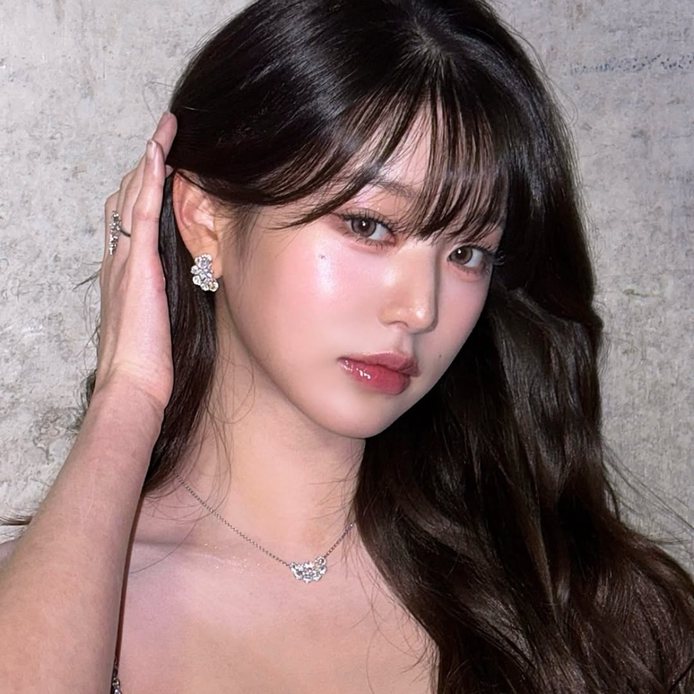 countdown - Jang Won Young tạo kiểu tóc mái thưa và trang điểm tone hồng