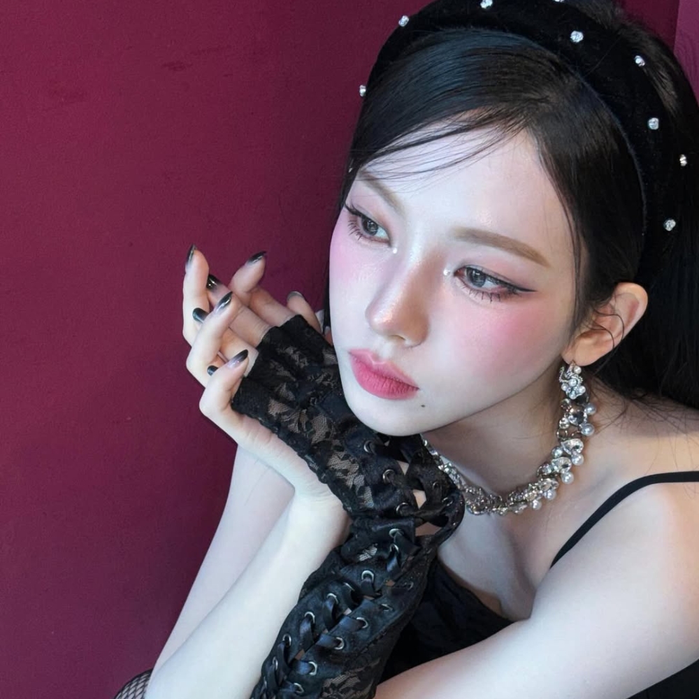 countdown - Karina trang điểm tone hồng lạnh và mặc đầm đen